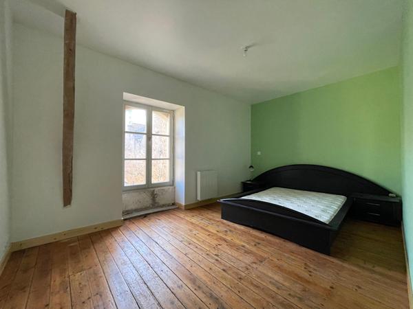 Maison spacieuse à vendre à Valence en Poitou - 7 pièces, 266 m²