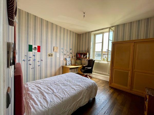 Maison spacieuse à vendre à Valence en Poitou - 7 pièces, 266 m²