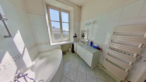 Maison spacieuse à vendre à Valence en Poitou - 7 pièces, 266 m²