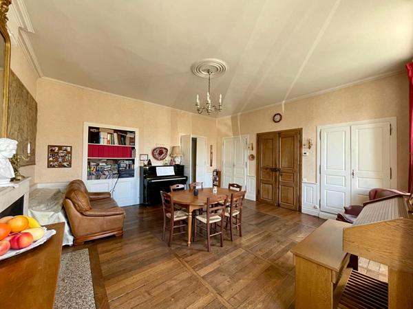 Maison spacieuse à vendre à Valence en Poitou - 7 pièces, 266 m²