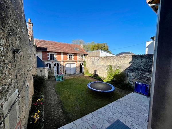 Maison spacieuse à vendre à Valence en Poitou - 7 pièces, 266 m²