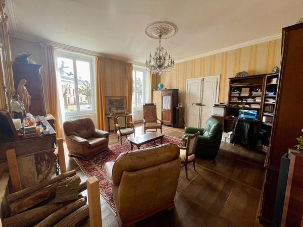 Maison spacieuse à vendre à Valence en Poitou - 7 pièces, 266 m²