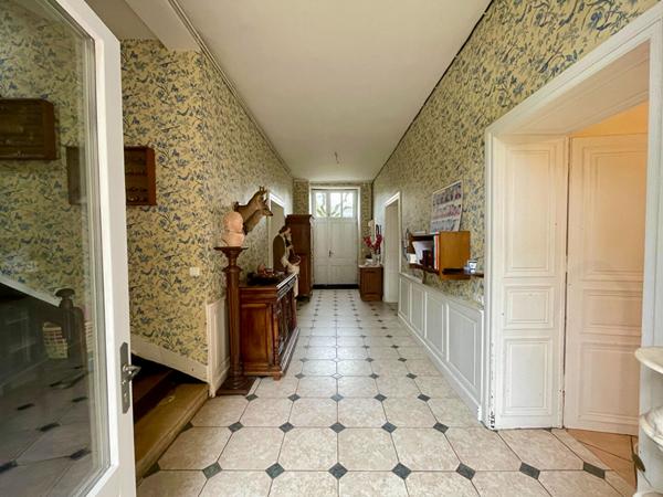 Maison spacieuse à vendre à Valence en Poitou - 7 pièces, 266 m²