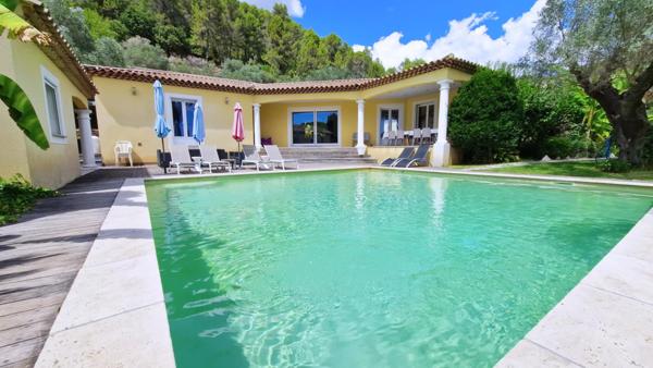Villa d'architecte de 221m2  sur 2229m2 de terrain avec piscine et pool house.