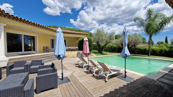 Villa d'architecte de 221m2  sur 2229m2 de terrain avec piscine et pool house.