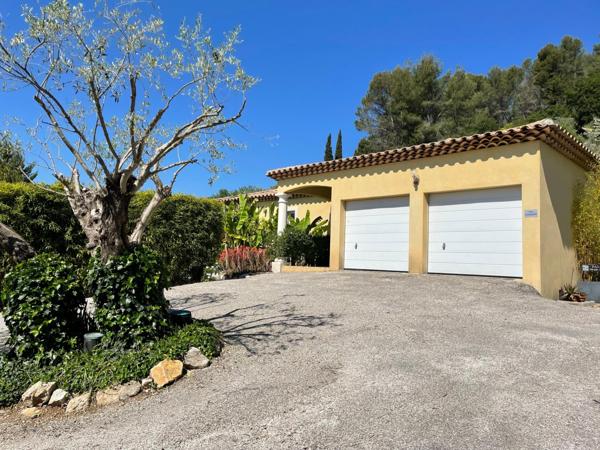 Villa d'architecte de 221m2  sur 2229m2 de terrain avec piscine et pool house.