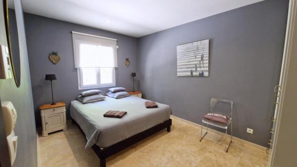 Villa d'architecte de 221m2  sur 2229m2 de terrain avec piscine et pool house.