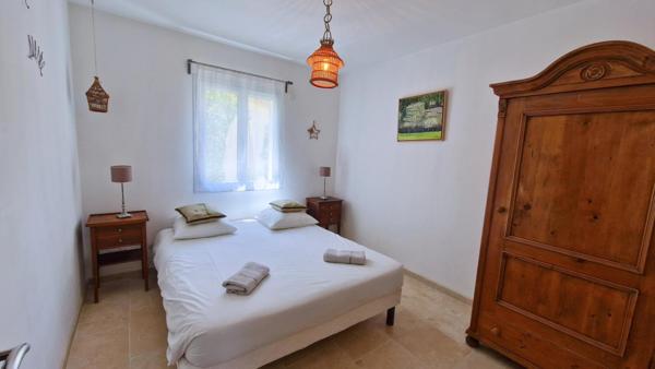 Villa d'architecte de 221m2  sur 2229m2 de terrain avec piscine et pool house.