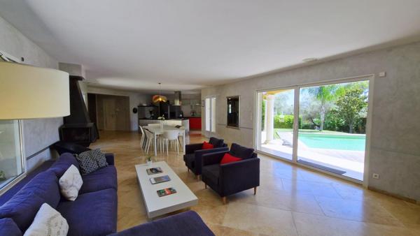 Villa d'architecte de 221m2  sur 2229m2 de terrain avec piscine et pool house.