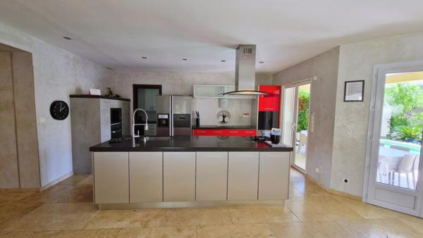 Villa d'architecte de 221m2  sur 2229m2 de terrain avec piscine et pool house.