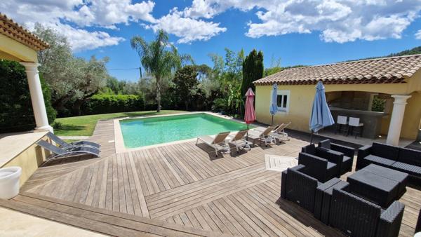 Villa d'architecte de 221m2  sur 2229m2 de terrain avec piscine et pool house.