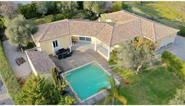 Villa d'architecte de 221m2  sur 2229m2 de terrain avec piscine et pool house.