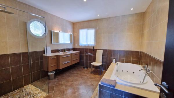 Villa d'architecte de 221m2  sur 2229m2 de terrain avec piscine et pool house.