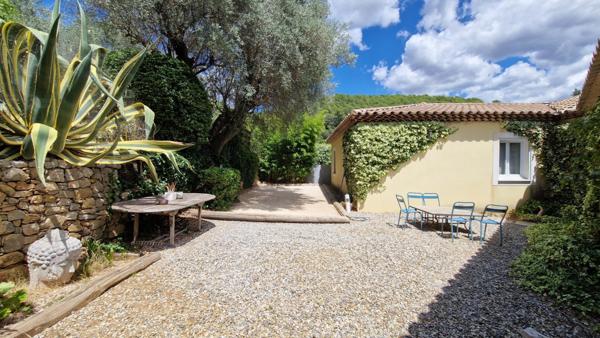 Villa d'architecte de 221m2  sur 2229m2 de terrain avec piscine et pool house.