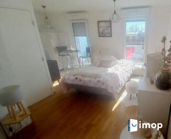 Grand studio avec extérieur