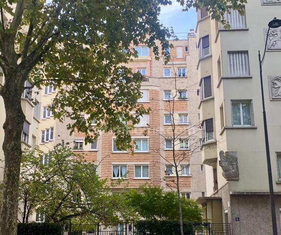 4 pièces de 83m2 traversant, avec ascenseur, gardien, cave et local à vélos.