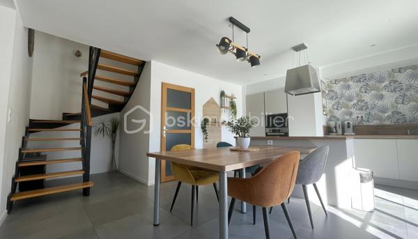 À découvrir sans tarder, superbe longère entièrement rénovée en 2019 de 155 m² ! 🌟 Idéalement située entre La Bouëxière et Dourdain, à seulement 10 minutes de Liffré 🚗💨, dans un cadre verdoyant et particulièrement calme : aucun vis-à-vis et pas de route passante à proximité 🌿🤫.

En entrant, vous trouverez un espace avec rangement 🧥 qui dessert un grand salon/séjour lumineux 🛋️ ouvert sur une cuisine aménagée et équipée 🍳, ainsi qu'une buanderie pratique juste à côté 🧺. Côté nuit au rez-de-chaussée, profitez d'une belle chambre parentale avec sa salle d'eau privative 🚿 et des WC séparés 🚻.

À l'étage, l'espace se compose de quatre chambres avec placards aménagés 🛏️, d'un dressing ou espace de rangement indépendant 👗, d'une belle salle de bain avec douche et baignoire 🛁, et de WC séparés 🚻.

À l'extérieur, vous tomberez sous le charme d'une terrasse ensoleillée exposée plein sud ☀️ donnant sur un magnifique jardin d'environ 1300 m² 🌳, parfait pour se détendre en toute tranquillité 🍹. Vous profiterez également d'un abri de jardin 🪵 bien pratique, ainsi que d'une dépendance d'environ 30 m² prête à être réhabilitée selon vos envies 🛠️ !

⭐ Le petit + : L'assainissement est conforme ✅ et la maison bénéficie d'une excellente classe énergétique grâce au chauffage par aérothermie ♻️🌡️.

Une opportunité rare et paisible à visiter très vite ! 📞✨