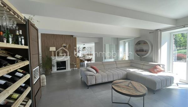 À découvrir sans tarder, superbe longère entièrement rénovée en 2019 de 155 m² ! 🌟 Idéalement située entre La Bouëxière et Dourdain, à seulement 10 minutes de Liffré 🚗💨, dans un cadre verdoyant et particulièrement calme : aucun vis-à-vis et pas de route passante à proximité 🌿🤫.

En entrant, vous trouverez un espace avec rangement 🧥 qui dessert un grand salon/séjour lumineux 🛋️ ouvert sur une cuisine aménagée et équipée 🍳, ainsi qu'une buanderie pratique juste à côté 🧺. Côté nuit au rez-de-chaussée, profitez d'une belle chambre parentale avec sa salle d'eau privative 🚿 et des WC séparés 🚻.

À l'étage, l'espace se compose de quatre chambres avec placards aménagés 🛏️, d'un dressing ou espace de rangement indépendant 👗, d'une belle salle de bain avec douche et baignoire 🛁, et de WC séparés 🚻.

À l'extérieur, vous tomberez sous le charme d'une terrasse ensoleillée exposée plein sud ☀️ donnant sur un magnifique jardin d'environ 1300 m² 🌳, parfait pour se détendre en toute tranquillité 🍹. Vous profiterez également d'un abri de jardin 🪵 bien pratique, ainsi que d'une dépendance d'environ 30 m² prête à être réhabilitée selon vos envies 🛠️ !

⭐ Le petit + : L'assainissement est conforme ✅ et la maison bénéficie d'une excellente classe énergétique grâce au chauffage par aérothermie ♻️🌡️.

Une opportunité rare et paisible à visiter très vite ! 📞✨