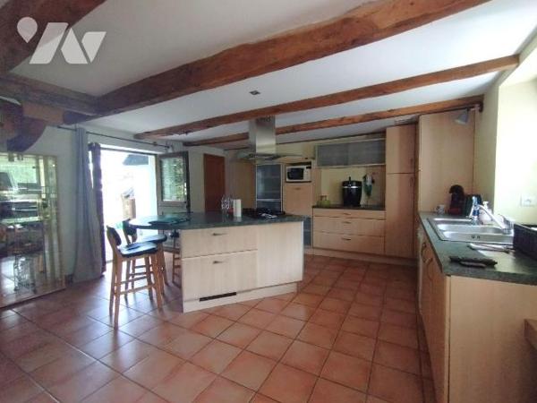 Maison des années 1900 située en entrée de ville.
D'une superficie de 133m² env. elle comprend...