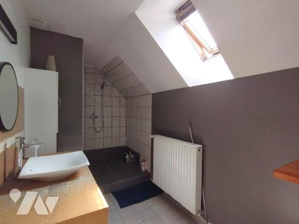 Maison des années 1900 située en entrée de ville.
D'une superficie de 133m² env. elle comprend...