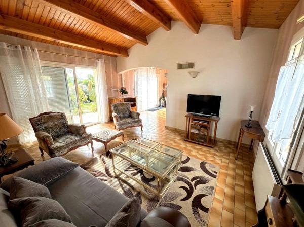 LUCON (85400) - CENTRE IMMEDIAT - MAISON FAMILIALE 3/4 CHAMBRES AVEC PISCINE ET SPACIEUSES DEPENDANCES