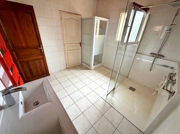 LUCON (85400) - CENTRE IMMEDIAT - MAISON FAMILIALE 3/4 CHAMBRES AVEC PISCINE ET SPACIEUSES DEPENDANCES