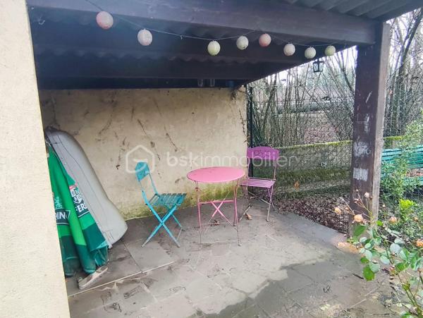 🏡 À SAISIR – Appartement 3 pièces à Florange
📍 Florange – 57190
💰 120 000 €
📐 64,47 m² Loi Carrez – environ 90 m² au sol
🛏️ 2 chambres

À découvrir sans tarder, cet agréable appartement situé à Florange, dans un secteur recherché pour sa proximité avec le Luxembourg.
Vous serez séduit par ses beaux volumes et sa belle luminosité. Il se compose d’une pièce de vie agréable, d’une cuisine , de deux chambres ainsi que d’une salle de bains avec WC.

🌿 Les petits plus qui font la différence :
Un jardin privatif, idéal pour profiter des beaux jours
Une cave privative offrant un espace de rangement supplémentaire
Une terrasse commune
Velux en double vitrage avec store occultant
Chauffage central au gaz de ville avec production d’eau chaude
Fibre installée
🔨 À prévoir : un rafraîchissement général permettra de remettre l’appartement au goût du jour et de révéler pleinement son potentiel.

📍 Un emplacement pratique au quotidien, à proximité des écoles, commerces, transports en commun et des principaux axes routiers, avec un accès rapide vers le Luxembourg.
✨ Un appartement fonctionnel, lumineux et agréable à vivre, qui saura aussi séduire les travailleurs frontaliers ou les investisseurs.
Une visite vous permettra de découvrir tout son potentiel !

📞 Pour plus d’informations ou organiser une visite :
Véronique MATHIEU – BSK Immobilier
☎️ 06 12 50 24 42