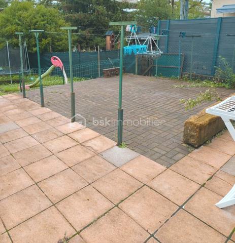 🏡 À SAISIR – Appartement 3 pièces à Florange
📍 Florange – 57190
💰 120 000 €
📐 64,47 m² Loi Carrez – environ 90 m² au sol
🛏️ 2 chambres

À découvrir sans tarder, cet agréable appartement situé à Florange, dans un secteur recherché pour sa proximité avec le Luxembourg.
Vous serez séduit par ses beaux volumes et sa belle luminosité. Il se compose d’une pièce de vie agréable, d’une cuisine , de deux chambres ainsi que d’une salle de bains avec WC.

🌿 Les petits plus qui font la différence :
Un jardin privatif, idéal pour profiter des beaux jours
Une cave privative offrant un espace de rangement supplémentaire
Une terrasse commune
Velux en double vitrage avec store occultant
Chauffage central au gaz de ville avec production d’eau chaude
Fibre installée
🔨 À prévoir : un rafraîchissement général permettra de remettre l’appartement au goût du jour et de révéler pleinement son potentiel.

📍 Un emplacement pratique au quotidien, à proximité des écoles, commerces, transports en commun et des principaux axes routiers, avec un accès rapide vers le Luxembourg.
✨ Un appartement fonctionnel, lumineux et agréable à vivre, qui saura aussi séduire les travailleurs frontaliers ou les investisseurs.
Une visite vous permettra de découvrir tout son potentiel !

📞 Pour plus d’informations ou organiser une visite :
Véronique MATHIEU – BSK Immobilier
☎️ 06 12 50 24 42
