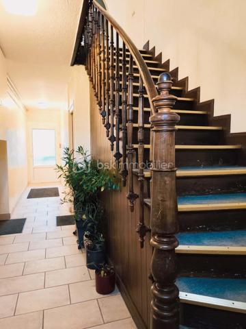 🏡 À SAISIR – Appartement 3 pièces à Florange
📍 Florange – 57190
💰 120 000 €
📐 64,47 m² Loi Carrez – environ 90 m² au sol
🛏️ 2 chambres

À découvrir sans tarder, cet agréable appartement situé à Florange, dans un secteur recherché pour sa proximité avec le Luxembourg.
Vous serez séduit par ses beaux volumes et sa belle luminosité. Il se compose d’une pièce de vie agréable, d’une cuisine , de deux chambres ainsi que d’une salle de bains avec WC.

🌿 Les petits plus qui font la différence :
Un jardin privatif, idéal pour profiter des beaux jours
Une cave privative offrant un espace de rangement supplémentaire
Une terrasse commune
Velux en double vitrage avec store occultant
Chauffage central au gaz de ville avec production d’eau chaude
Fibre installée
🔨 À prévoir : un rafraîchissement général permettra de remettre l’appartement au goût du jour et de révéler pleinement son potentiel.

📍 Un emplacement pratique au quotidien, à proximité des écoles, commerces, transports en commun et des principaux axes routiers, avec un accès rapide vers le Luxembourg.
✨ Un appartement fonctionnel, lumineux et agréable à vivre, qui saura aussi séduire les travailleurs frontaliers ou les investisseurs.
Une visite vous permettra de découvrir tout son potentiel !

📞 Pour plus d’informations ou organiser une visite :
Véronique MATHIEU – BSK Immobilier
☎️ 06 12 50 24 42