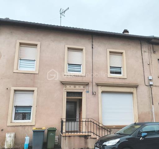🏡 À SAISIR – Appartement 3 pièces à Florange
📍 Florange – 57190
💰 120 000 €
📐 64,47 m² Loi Carrez – environ 90 m² au sol
🛏️ 2 chambres

À découvrir sans tarder, cet agréable appartement situé à Florange, dans un secteur recherché pour sa proximité avec le Luxembourg.
Vous serez séduit par ses beaux volumes et sa belle luminosité. Il se compose d’une pièce de vie agréable, d’une cuisine , de deux chambres ainsi que d’une salle de bains avec WC.

🌿 Les petits plus qui font la différence :
Un jardin privatif, idéal pour profiter des beaux jours
Une cave privative offrant un espace de rangement supplémentaire
Une terrasse commune
Velux en double vitrage avec store occultant
Chauffage central au gaz de ville avec production d’eau chaude
Fibre installée
🔨 À prévoir : un rafraîchissement général permettra de remettre l’appartement au goût du jour et de révéler pleinement son potentiel.

📍 Un emplacement pratique au quotidien, à proximité des écoles, commerces, transports en commun et des principaux axes routiers, avec un accès rapide vers le Luxembourg.
✨ Un appartement fonctionnel, lumineux et agréable à vivre, qui saura aussi séduire les travailleurs frontaliers ou les investisseurs.
Une visite vous permettra de découvrir tout son potentiel !

📞 Pour plus d’informations ou organiser une visite :
Véronique MATHIEU – BSK Immobilier
☎️ 06 12 50 24 42