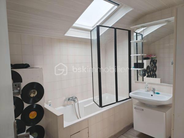 ✨ Appartement lumineux proche Luxembourg ✨

Venez découvrir ce bel appartement de 64 m² offrant de beaux volumes et un cadre de vie agréable.

Il se compose de :
🏡 4 pièces
🛏️ 2 chambres
🛋️ Un salon-séjour lumineux
🍽️ Une cuisine équipée
🛁 Une salle de bain avec WC

Vous profiterez également :
🌿 D’un jardin privatif
🧱 D’une cave privative
☀️ D’une terrasse en commun

Les + du bien :
✔️ Double vitrage
✔️ Chauffage central gaz de ville avec production d’eau chaude
✔️ Fibre installée
✔️ Beaux volumes et luminosité

📍 Situation idéale :
À proximité du Luxembourg, des écoles, commerces, transports en commun et des axes autoroutiers.

📞 Pour plus d’informations ou organiser une visite :
Véronique MATHIEU – BSK Immobilier
☎️ 06 12 50 24 42