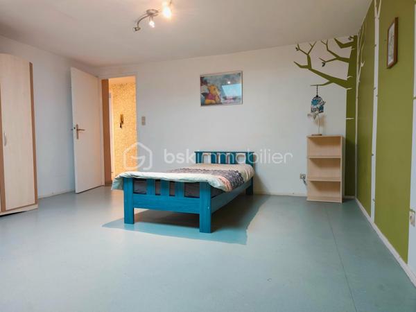 ✨ Appartement lumineux proche Luxembourg ✨

Venez découvrir ce bel appartement de 64 m² offrant de beaux volumes et un cadre de vie agréable.

Il se compose de :
🏡 4 pièces
🛏️ 2 chambres
🛋️ Un salon-séjour lumineux
🍽️ Une cuisine équipée
🛁 Une salle de bain avec WC

Vous profiterez également :
🌿 D’un jardin privatif
🧱 D’une cave privative
☀️ D’une terrasse en commun

Les + du bien :
✔️ Double vitrage
✔️ Chauffage central gaz de ville avec production d’eau chaude
✔️ Fibre installée
✔️ Beaux volumes et luminosité

📍 Situation idéale :
À proximité du Luxembourg, des écoles, commerces, transports en commun et des axes autoroutiers.

📞 Pour plus d’informations ou organiser une visite :
Véronique MATHIEU – BSK Immobilier
☎️ 06 12 50 24 42