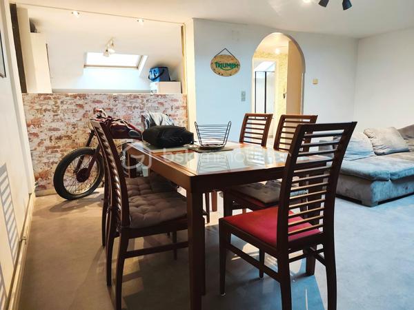 ✨ Appartement lumineux proche Luxembourg ✨

Venez découvrir ce bel appartement de 64 m² offrant de beaux volumes et un cadre de vie agréable.

Il se compose de :
🏡 4 pièces
🛏️ 2 chambres
🛋️ Un salon-séjour lumineux
🍽️ Une cuisine équipée
🛁 Une salle de bain avec WC

Vous profiterez également :
🌿 D’un jardin privatif
🧱 D’une cave privative
☀️ D’une terrasse en commun

Les + du bien :
✔️ Double vitrage
✔️ Chauffage central gaz de ville avec production d’eau chaude
✔️ Fibre installée
✔️ Beaux volumes et luminosité

📍 Situation idéale :
À proximité du Luxembourg, des écoles, commerces, transports en commun et des axes autoroutiers.

📞 Pour plus d’informations ou organiser une visite :
Véronique MATHIEU – BSK Immobilier
☎️ 06 12 50 24 42