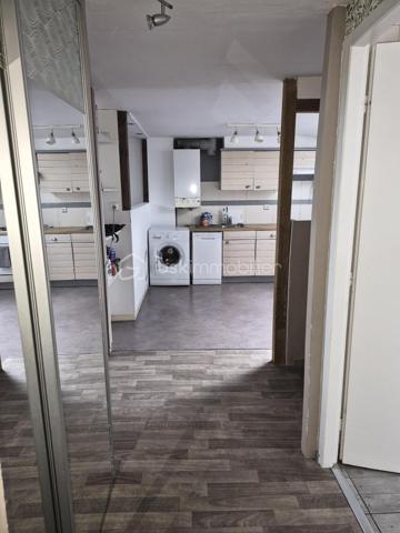 🏡 À SAISIR – Appartement 3 pièces à Florange
📍 Florange – 57190
💰 120 000 €
📐 64,47 m² Loi Carrez – environ 90 m² au sol
🛏️ 2 chambres

À découvrir sans tarder, cet agréable appartement situé à Florange, dans un secteur recherché pour sa proximité avec le Luxembourg.
Vous serez séduit par ses beaux volumes et sa belle luminosité. Il se compose d’une pièce de vie agréable, d’une cuisine , de deux chambres ainsi que d’une salle de bains avec WC.

🌿 Les petits plus qui font la différence :
Un jardin privatif, idéal pour profiter des beaux jours
Une cave privative offrant un espace de rangement supplémentaire
Une terrasse commune
Velux en double vitrage avec store occultant
Chauffage central au gaz de ville avec production d’eau chaude
Fibre installée
🔨 À prévoir : un rafraîchissement général permettra de remettre l’appartement au goût du jour et de révéler pleinement son potentiel.

📍 Un emplacement pratique au quotidien, à proximité des écoles, commerces, transports en commun et des principaux axes routiers, avec un accès rapide vers le Luxembourg.
✨ Un appartement fonctionnel, lumineux et agréable à vivre, qui saura aussi séduire les travailleurs frontaliers ou les investisseurs.
Une visite vous permettra de découvrir tout son potentiel !

📞 Pour plus d’informations ou organiser une visite :
Véronique MATHIEU – BSK Immobilier
☎️ 06 12 50 24 42