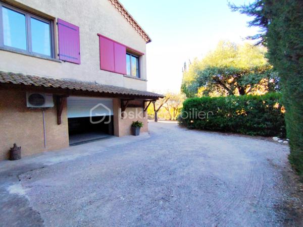Chez Bsk immobilier, David O6O3553368 vous propose cette demeure à 7 minutes de Clermont l'Hérault, commune disposant d'écoles, d'une crèche et de toutes les commodités et commerces à 25 minutes de Montpellier.
Cette maison bâtie de manière qualitative et traditionnelle dispose d'une grande surface habitable, idéal pour une grande famille ou de la location saisonnière.
Au sous-sol, 2 grands garages, un cellier, une cave et une entrée indépendante.
Au rez-de chaussée, 4 chambres,2 salles d'eau, un bureau, un salon, une salle à manger et une cuisine indépendante.
A l'étage, une belle chambre et une pièce à vivre pouvant servir de salle de jeux ou autre.
Bonus: une pompe à chaleur air/eau neuve qui permet de chauffer uniformément la maison économiquement.
Bonus 2 : un poêle à bois pour le plaisir.
La maison dispose aussi de la climatisation réversible.
L'isolation a été refaite récemment.
A l'extérieur, un beau jardin arboré et une piscine au sel de 8x4 .
Pour plus d'informations, contacter David O6O3553368