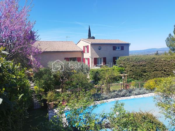 Chez Bsk immobilier, David O6O3553368 vous propose cette demeure à 7 minutes de Clermont l'Hérault, commune disposant d'écoles, d'une crèche et de toutes les commodités et commerces à 25 minutes de Montpellier.
Cette maison bâtie de manière qualitative et traditionnelle dispose d'une grande surface habitable, idéal pour une grande famille ou de la location saisonnière.
Au sous-sol, 2 grands garages, un cellier, une cave et une entrée indépendante.
Au rez-de chaussée, 4 chambres,2 salles d'eau, un bureau, un salon, une salle à manger et une cuisine indépendante.
A l'étage, une belle chambre et une pièce à vivre pouvant servir de salle de jeux ou autre.
Bonus: une pompe à chaleur air/eau neuve qui permet de chauffer uniformément la maison économiquement.
Bonus 2 : un poêle à bois pour le plaisir.
La maison dispose aussi de la climatisation réversible.
L'isolation a été refaite récemment.
A l'extérieur, un beau jardin arboré et une piscine au sel de 8x4 .
Pour plus d'informations, contacter David O6O3553368