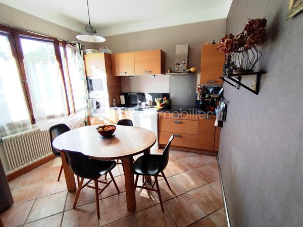 Chez Bsk immobilier, David O6O3553368 vous propose cette demeure à 7 minutes de Clermont l'Hérault, commune disposant d'écoles, d'une crèche et de toutes les commodités et commerces à 25 minutes de Montpellier.
Cette maison bâtie de manière qualitative et traditionnelle dispose d'une grande surface habitable, idéal pour une grande famille ou de la location saisonnière.
Au sous-sol, 2 grands garages, un cellier, une cave et une entrée indépendante.
Au rez-de chaussée, 4 chambres,2 salles d'eau, un bureau, un salon, une salle à manger et une cuisine indépendante.
A l'étage, une belle chambre et une pièce à vivre pouvant servir de salle de jeux ou autre.
Bonus: une pompe à chaleur air/eau neuve qui permet de chauffer uniformément la maison économiquement.
Bonus 2 : un poêle à bois pour le plaisir.
La maison dispose aussi de la climatisation réversible.
L'isolation a été refaite récemment.
A l'extérieur, un beau jardin arboré et une piscine au sel de 8x4 .
Pour plus d'informations, contacter David O6O3553368