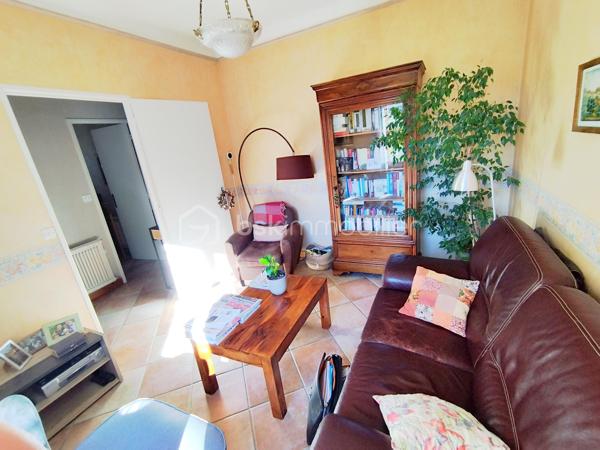 Chez Bsk immobilier, David O6O3553368 vous propose cette demeure à 7 minutes de Clermont l'Hérault, commune disposant d'écoles, d'une crèche et de toutes les commodités et commerces à 25 minutes de Montpellier.
Cette maison bâtie de manière qualitative et traditionnelle dispose d'une grande surface habitable, idéal pour une grande famille ou de la location saisonnière.
Au sous-sol, 2 grands garages, un cellier, une cave et une entrée indépendante.
Au rez-de chaussée, 4 chambres,2 salles d'eau, un bureau, un salon, une salle à manger et une cuisine indépendante.
A l'étage, une belle chambre et une pièce à vivre pouvant servir de salle de jeux ou autre.
Bonus: une pompe à chaleur air/eau neuve qui permet de chauffer uniformément la maison économiquement.
Bonus 2 : un poêle à bois pour le plaisir.
La maison dispose aussi de la climatisation réversible.
L'isolation a été refaite récemment.
A l'extérieur, un beau jardin arboré et une piscine au sel de 8x4 .
Pour plus d'informations, contacter David O6O3553368