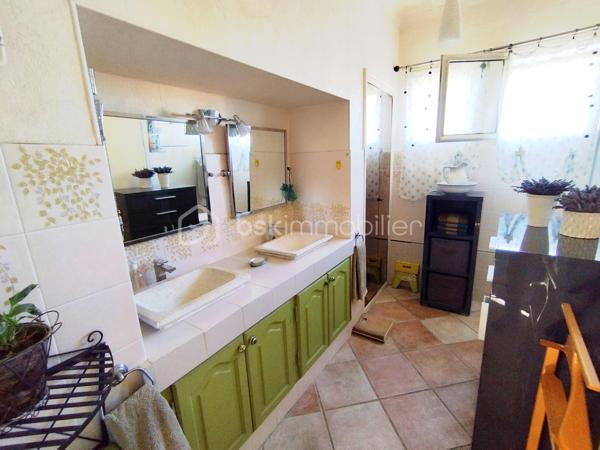 Chez Bsk immobilier, David O6O3553368 vous propose cette demeure à 7 minutes de Clermont l'Hérault, commune disposant d'écoles, d'une crèche et de toutes les commodités et commerces à 25 minutes de Montpellier.
Cette maison bâtie de manière qualitative et traditionnelle dispose d'une grande surface habitable, idéal pour une grande famille ou de la location saisonnière.
Au sous-sol, 2 grands garages, un cellier, une cave et une entrée indépendante.
Au rez-de chaussée, 4 chambres,2 salles d'eau, un bureau, un salon, une salle à manger et une cuisine indépendante.
A l'étage, une belle chambre et une pièce à vivre pouvant servir de salle de jeux ou autre.
Bonus: une pompe à chaleur air/eau neuve qui permet de chauffer uniformément la maison économiquement.
Bonus 2 : un poêle à bois pour le plaisir.
La maison dispose aussi de la climatisation réversible.
L'isolation a été refaite récemment.
A l'extérieur, un beau jardin arboré et une piscine au sel de 8x4 .
Pour plus d'informations, contacter David O6O3553368