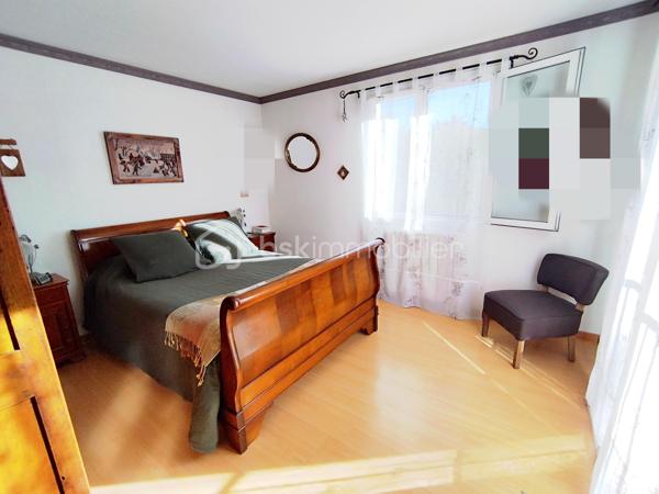 Chez Bsk immobilier, David O6O3553368 vous propose cette demeure à 7 minutes de Clermont l'Hérault, commune disposant d'écoles, d'une crèche et de toutes les commodités et commerces à 25 minutes de Montpellier.
Cette maison bâtie de manière qualitative et traditionnelle dispose d'une grande surface habitable, idéal pour une grande famille ou de la location saisonnière.
Au sous-sol, 2 grands garages, un cellier, une cave et une entrée indépendante.
Au rez-de chaussée, 4 chambres,2 salles d'eau, un bureau, un salon, une salle à manger et une cuisine indépendante.
A l'étage, une belle chambre et une pièce à vivre pouvant servir de salle de jeux ou autre.
Bonus: une pompe à chaleur air/eau neuve qui permet de chauffer uniformément la maison économiquement.
Bonus 2 : un poêle à bois pour le plaisir.
La maison dispose aussi de la climatisation réversible.
L'isolation a été refaite récemment.
A l'extérieur, un beau jardin arboré et une piscine au sel de 8x4 .
Pour plus d'informations, contacter David O6O3553368