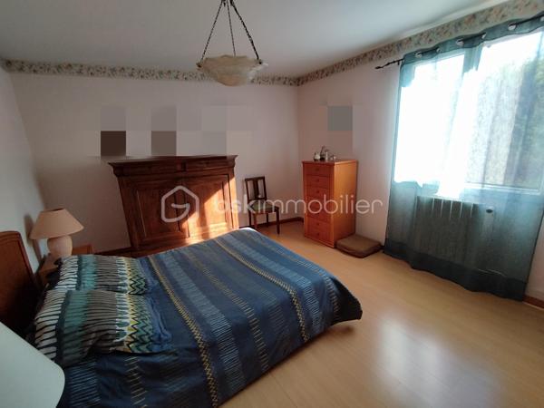 Chez Bsk immobilier, David O6O3553368 vous propose cette demeure à 7 minutes de Clermont l'Hérault, commune disposant d'écoles, d'une crèche et de toutes les commodités et commerces à 25 minutes de Montpellier.
Cette maison bâtie de manière qualitative et traditionnelle dispose d'une grande surface habitable, idéal pour une grande famille ou de la location saisonnière.
Au sous-sol, 2 grands garages, un cellier, une cave et une entrée indépendante.
Au rez-de chaussée, 4 chambres,2 salles d'eau, un bureau, un salon, une salle à manger et une cuisine indépendante.
A l'étage, une belle chambre et une pièce à vivre pouvant servir de salle de jeux ou autre.
Bonus: une pompe à chaleur air/eau neuve qui permet de chauffer uniformément la maison économiquement.
Bonus 2 : un poêle à bois pour le plaisir.
La maison dispose aussi de la climatisation réversible.
L'isolation a été refaite récemment.
A l'extérieur, un beau jardin arboré et une piscine au sel de 8x4 .
Pour plus d'informations, contacter David O6O3553368