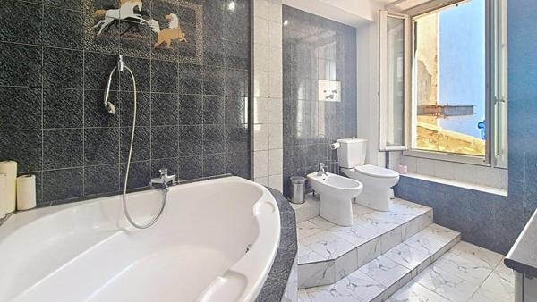 Immeuble 130m² Duplex + Local Commercial + Parking