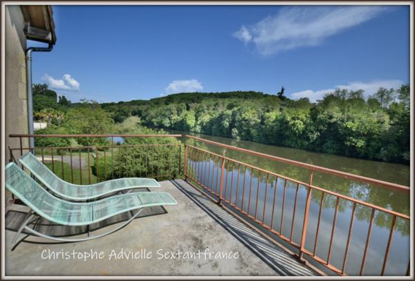 Maison en pierres et loft avec bassin au dernier étage, plein Sud vue Dordogne sur 800 M2 de terrain