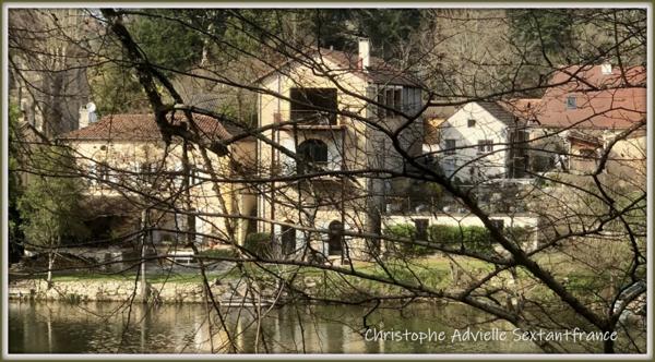 Maison en pierres et loft avec bassin au dernier étage, plein Sud vue Dordogne sur 800 M2 de terrain