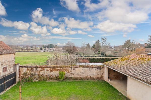 Maison de charme et de caractère 119 m² envrion - 5 Pièces - 3 CHAMBRES sur parcelle 300 m² 87190 MAGNAC LAVAL