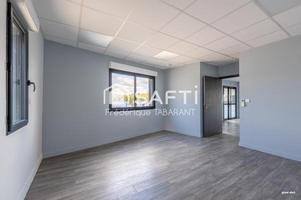 Entrepôt avec bureaux indépendants - zone d'activité dynamique