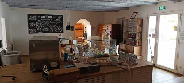 Belle bastide à usage professionnel en bordure de RN7