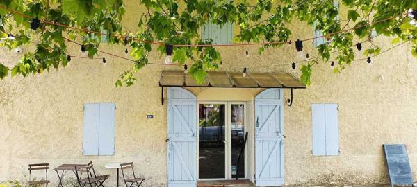 Belle bastide à usage professionnel en bordure de RN7