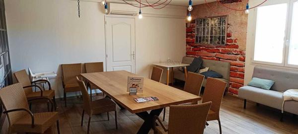 Belle bastide à usage professionnel en bordure de RN7