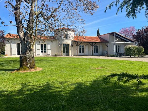 Maison - 7 pièces - 210 m²